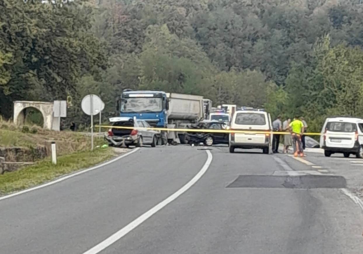 Saobraćajna nezgoda na magistralnom putu kod Žepča: Sudar teretnog i dva putnička vozila