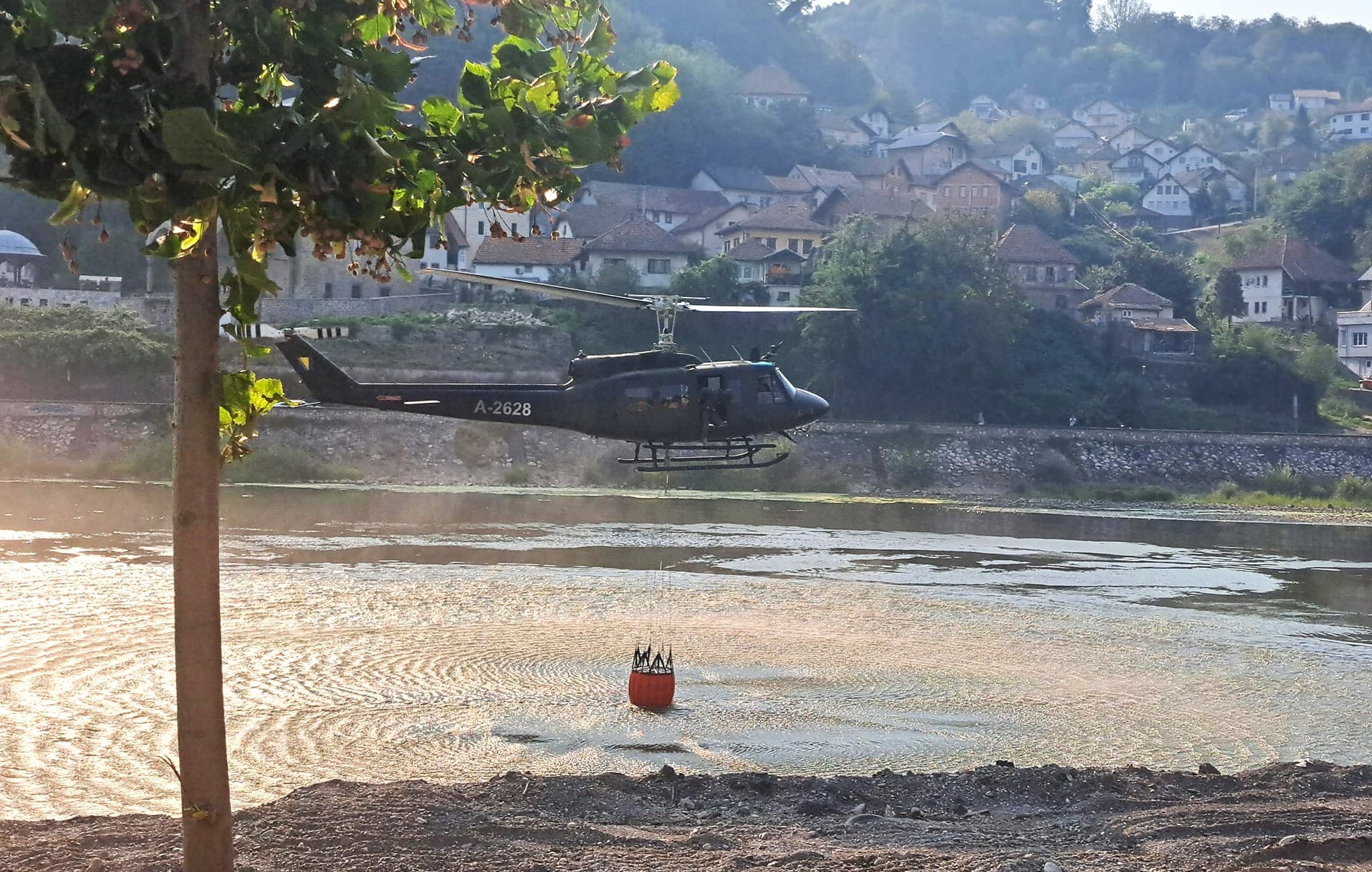 Helikopter Oružanih snaga BiH pristupio gašenju požara u Maglaju
