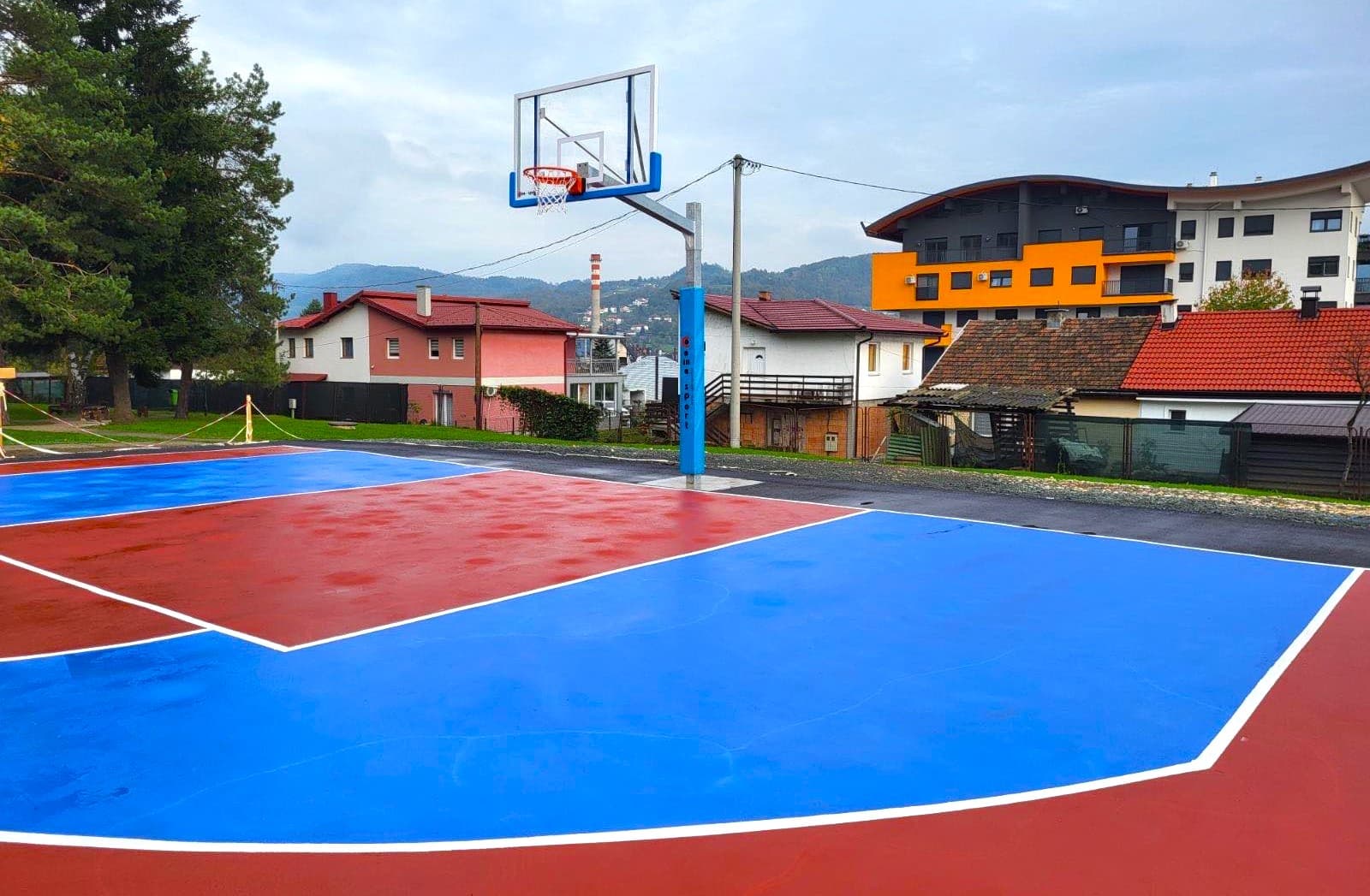 Postavljanjem košarkaške konstrukcije priveden kraju projekat izgradnje terena za uličnu košarku