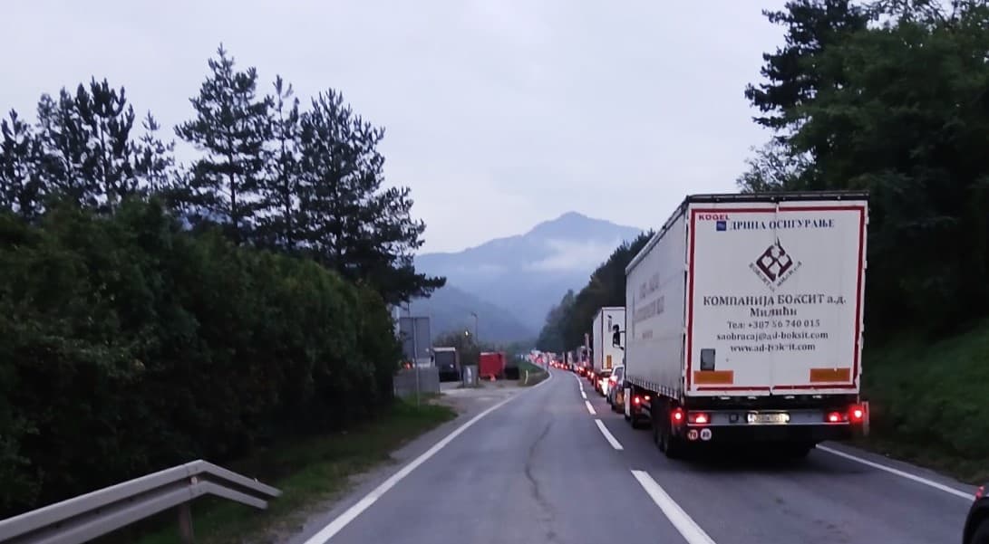 Saobraćajna nezgoda na M17, formirana duga kolona