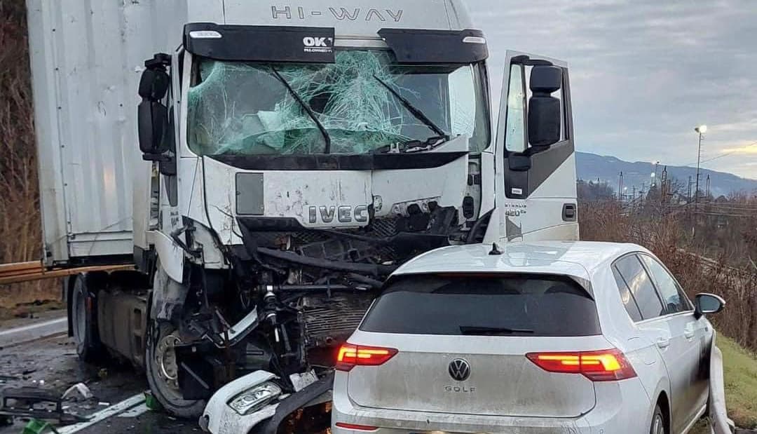 Zbog saobraćajne nezgode kod Žepča obustavljen saobraćaj na M17