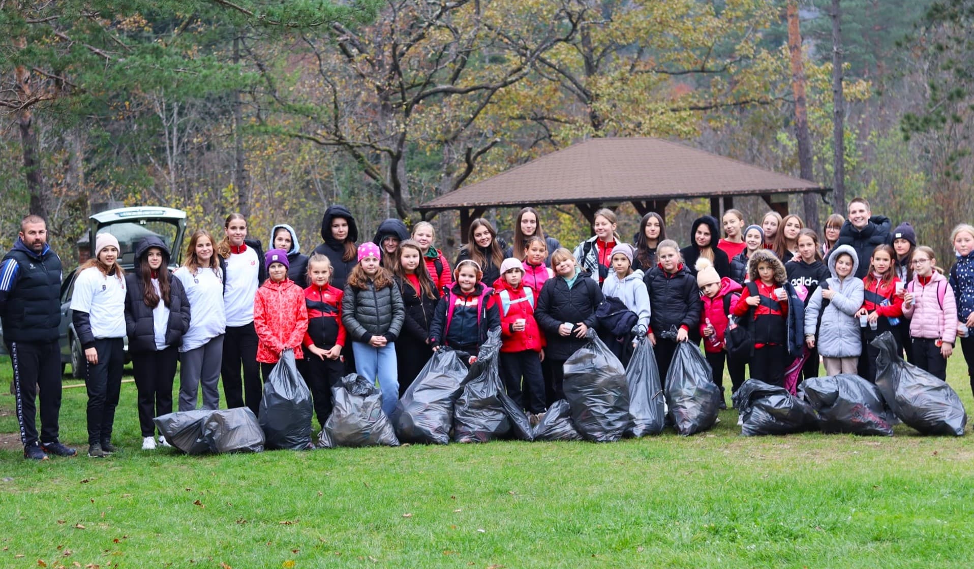 Rukometašice Krivaje organizovale akciju čišćenja Kamenice od smeća