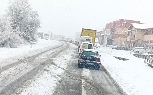 Snijeg izazvao saobraćajni kolaps na magistralnom putu