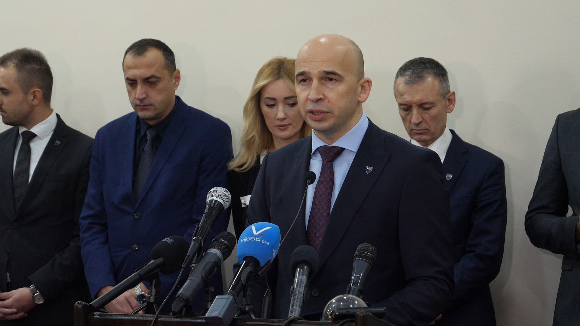 Premijer Pivić: Od 1. januara novo povećanje plata, planirana nabavka helikoptera i oklopnih vozila