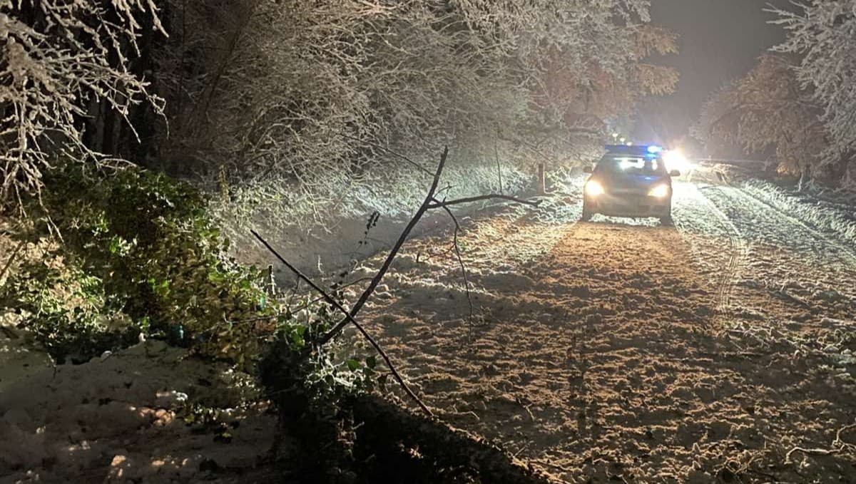 Zimske službe u punom pogonu, ali brojni putevi i dalje teško prohodni
