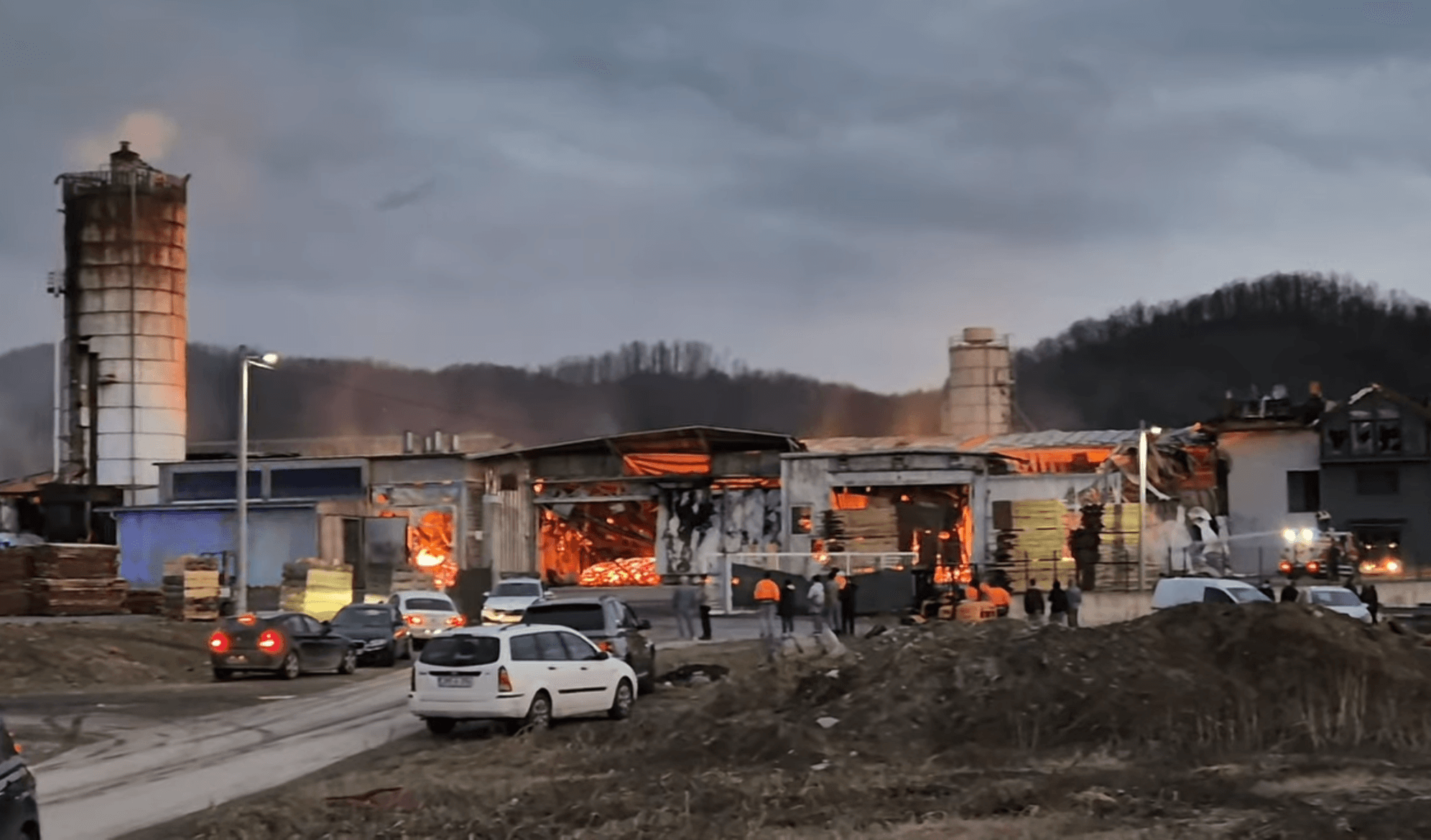 Veliki požar na firmi u Žepču