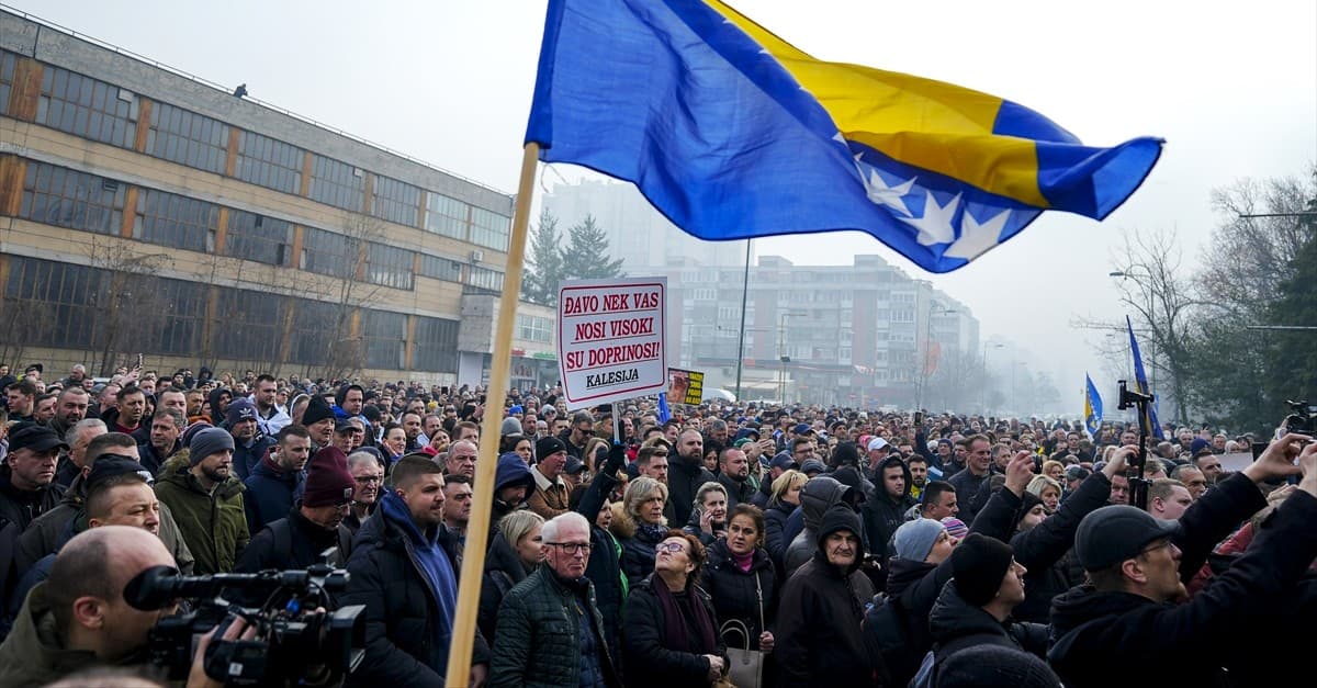 Privrednici protestvovali pred zgradom Vlade FBiH zbog povećanja minimalne plate