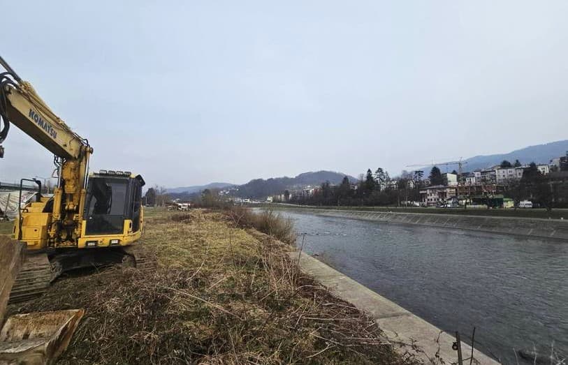 Počeli radovi na uređenju korita rijeke Bosne u Zavidovićima