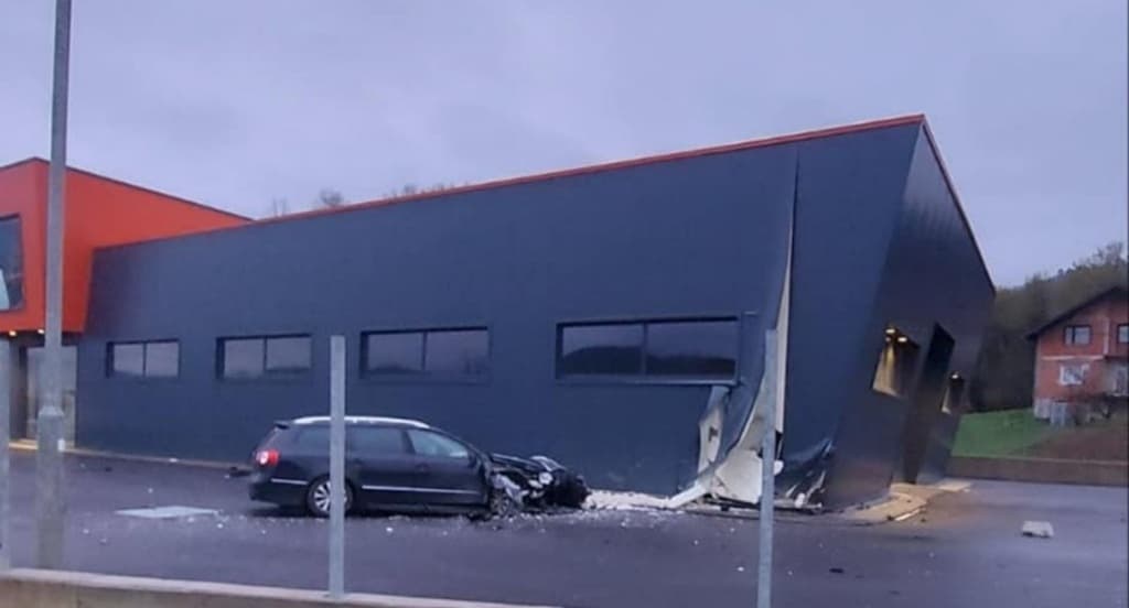 Nezgoda u Ljeskovici, automobil udario u poslovni objekat