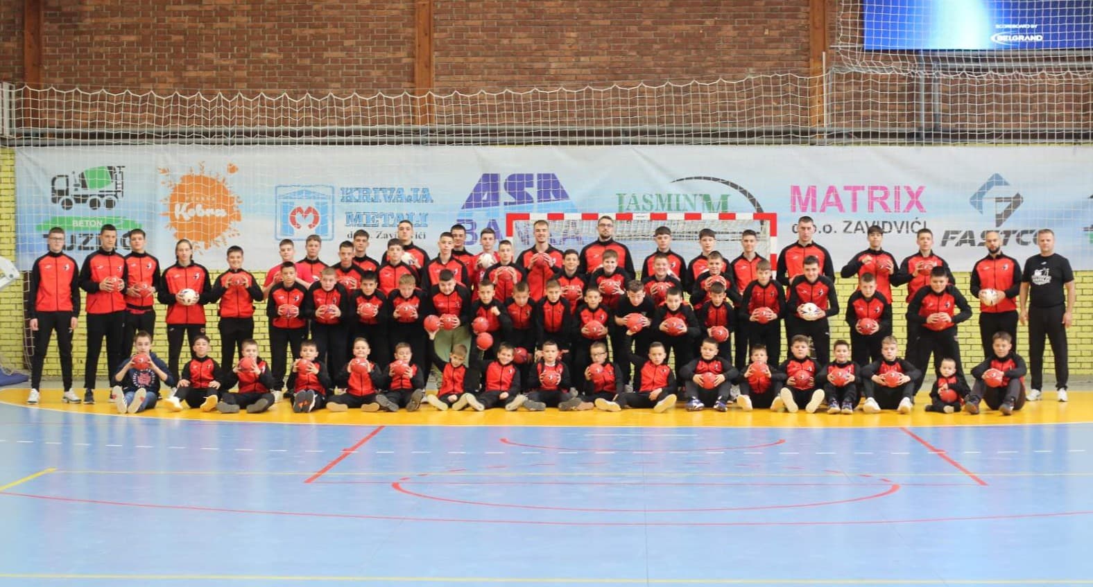 RK Krivaja i FASTCO svim polaznicima škole rukometa poklonili lopte