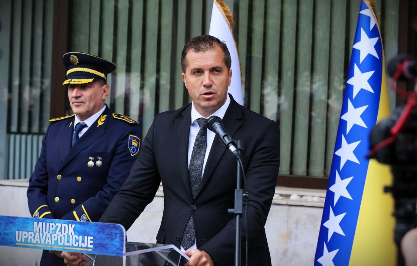 Ministar Emir Vračo čestitao Dan policije