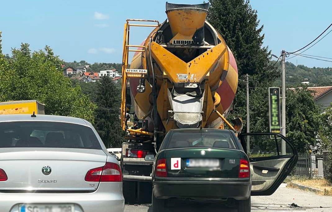 Saobraćajna nezgoda u ulici Zlatnih ljiljana u Zavidovićima
