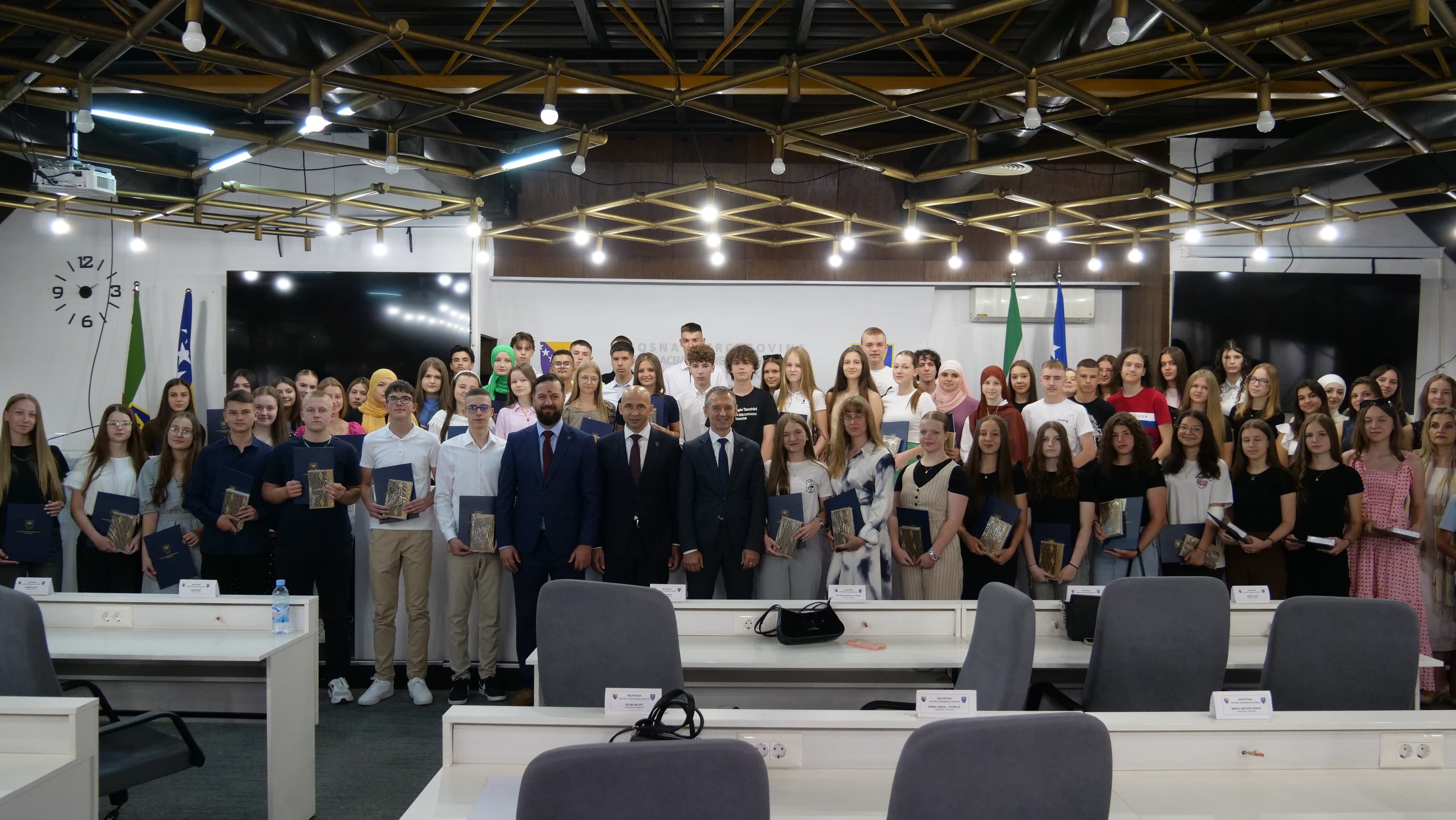 Učenicima generacije u ZDK uručene novčane nagrade od po 500 KM