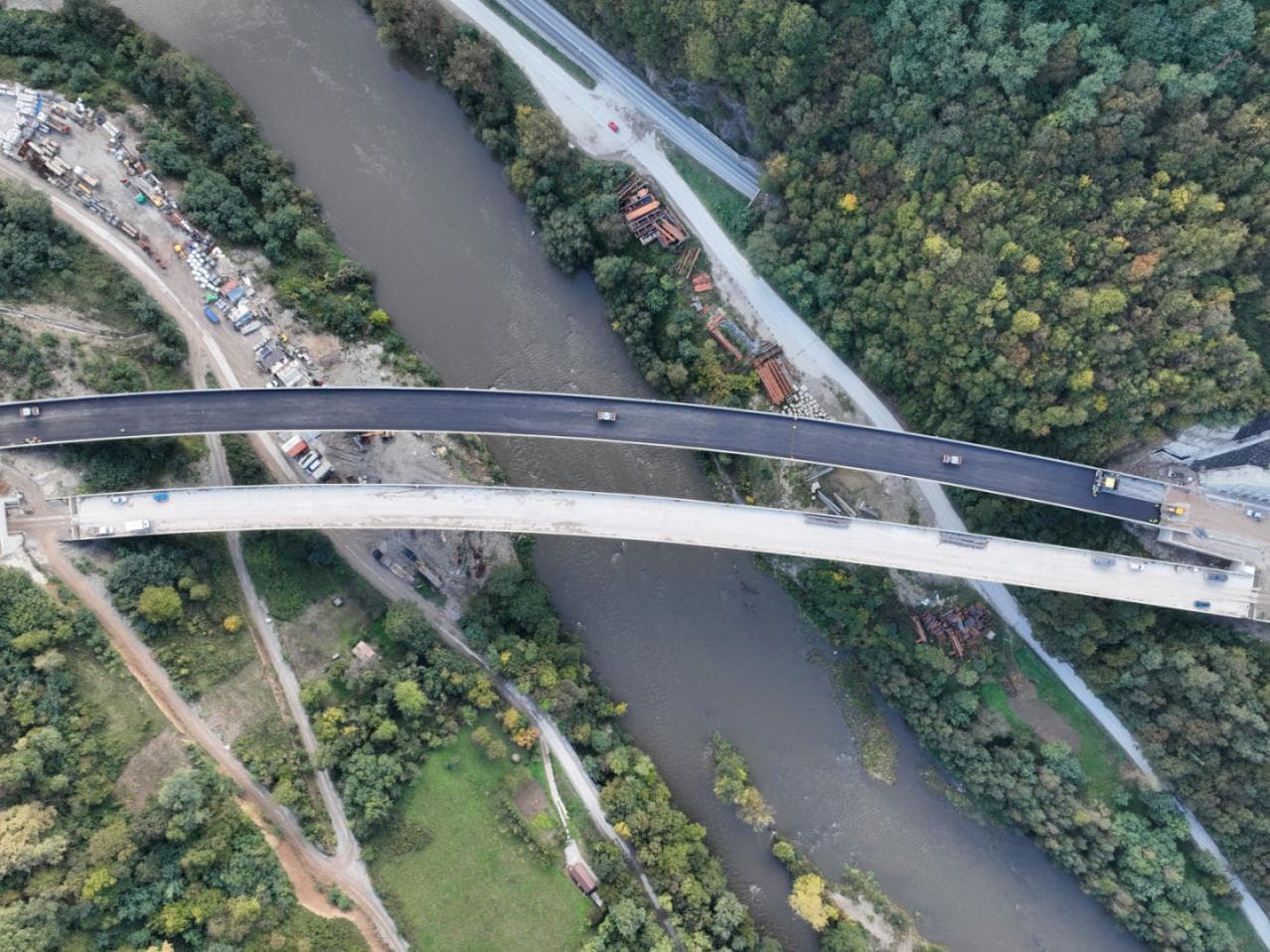 Počelo asfaltiranje autoputa na dionici Vranduk – Ponirak