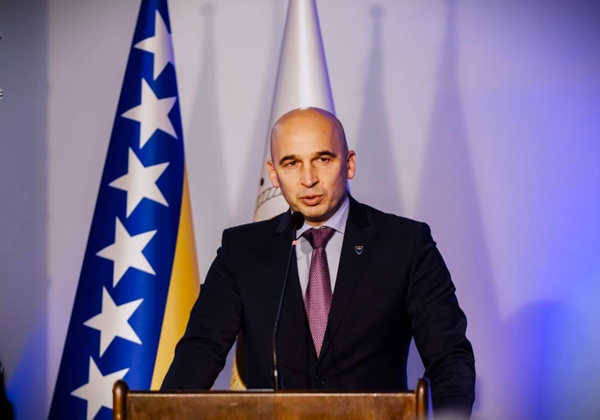 Božićna čestitka premijera Pivića