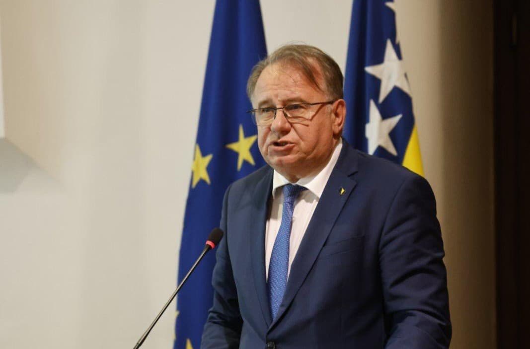 Božićna čestitka federalnog premijera Nikšića