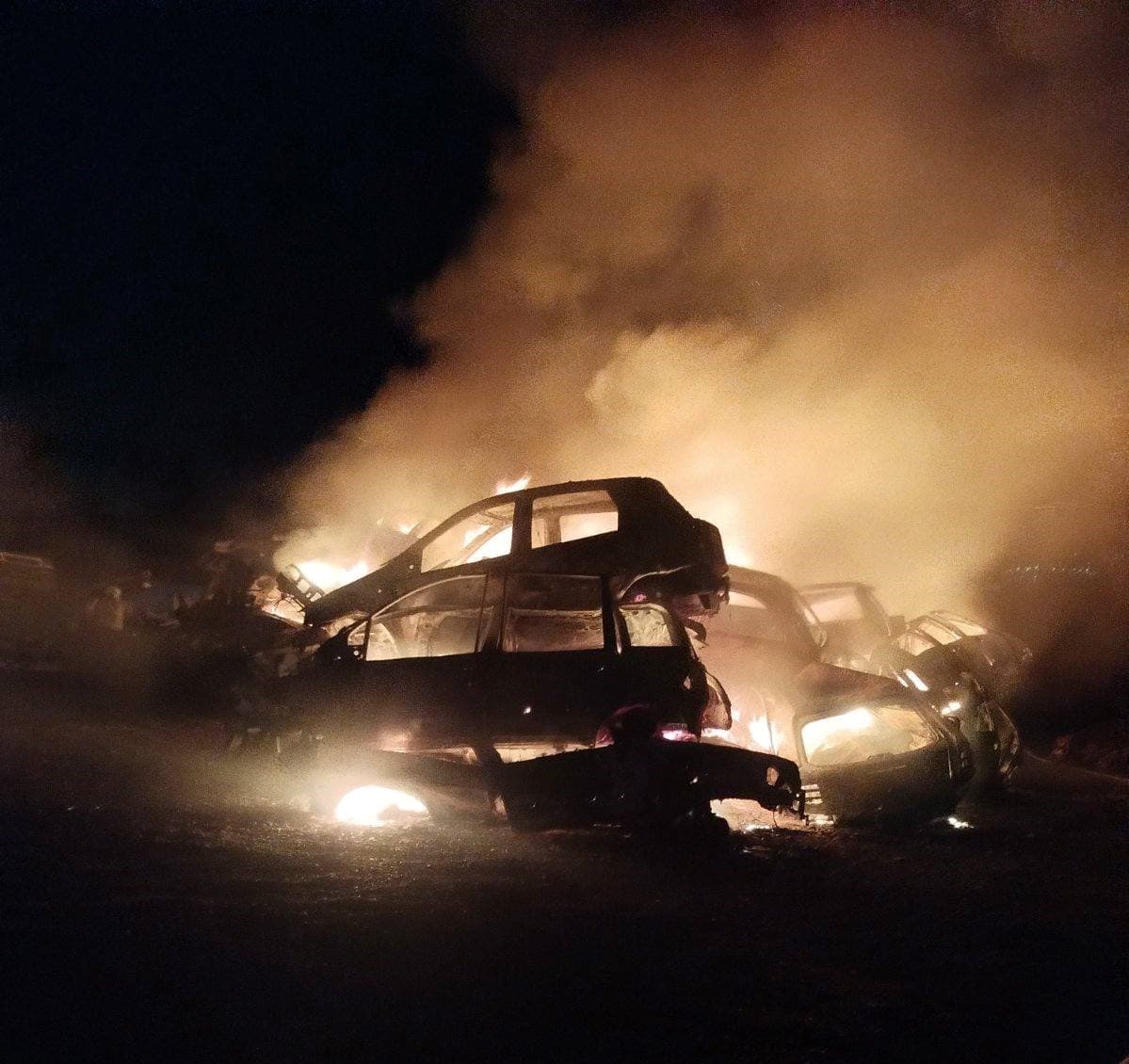 Na auto otpadu u Tešnju izgorjelo više vozila