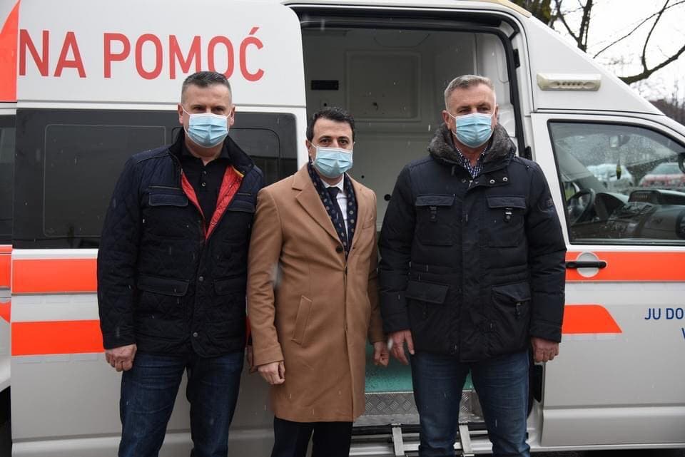 Privrednik Esad Semić donirao sanitetsko vozilo Domu zdravlja Visoko