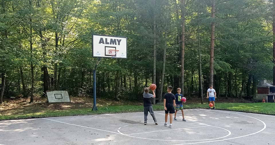 Volonteri iz Zavidovića obnovili košarkaško igralište u Kamenici
