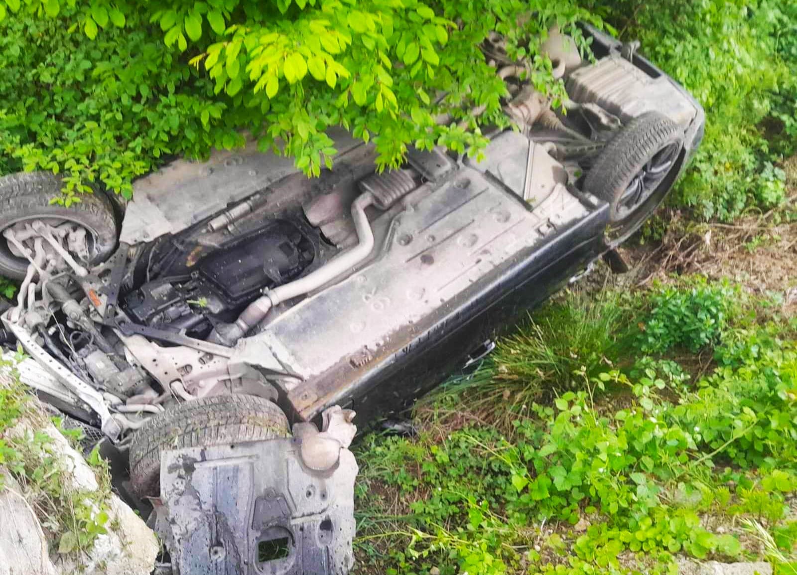 Saobraćajna nezgoda u Zavidovićima, vozilo završilo prevrnuto u kanalu