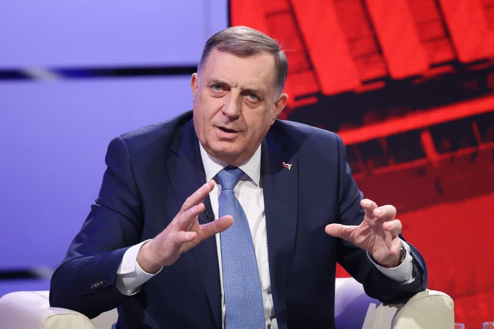 Interpol odbio raspisati crvenu potjernicu za Dodikom i Stevandićem