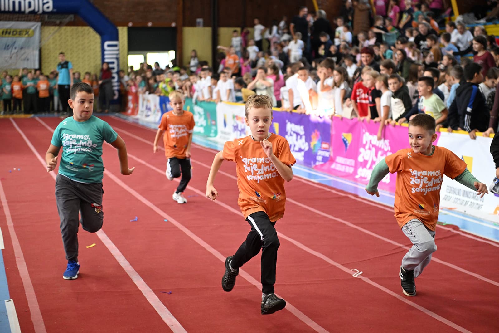 Karavan radosti pod motom „igramo zajedno, sanjamo zajedno“ posjetio Zavidoviće