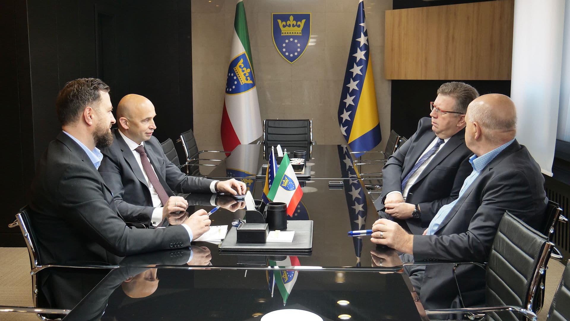 Potpisane izmjene i dopune Kolektivnog ugovora za djelatnost  osnovnog i srednjeg obrazovanja u ZDK-u