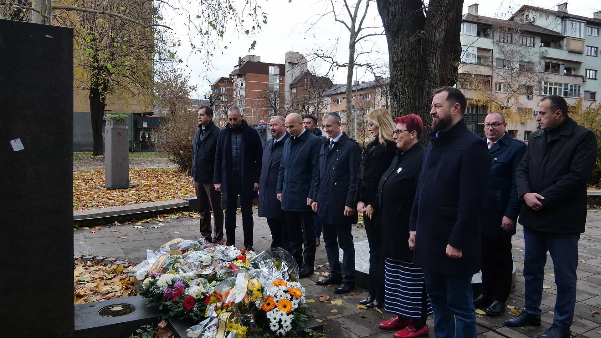 Delegacija Vlade i Skupštine ZDK odala počast na spomen obilježjima povodom Dana državnosti BiH