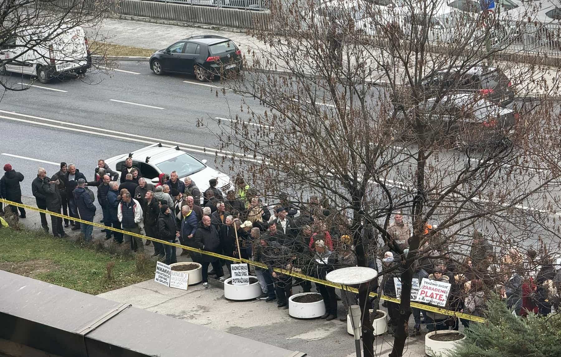 Bivši radnici Krivaje okupili se pred zgradom Vlade FBiH