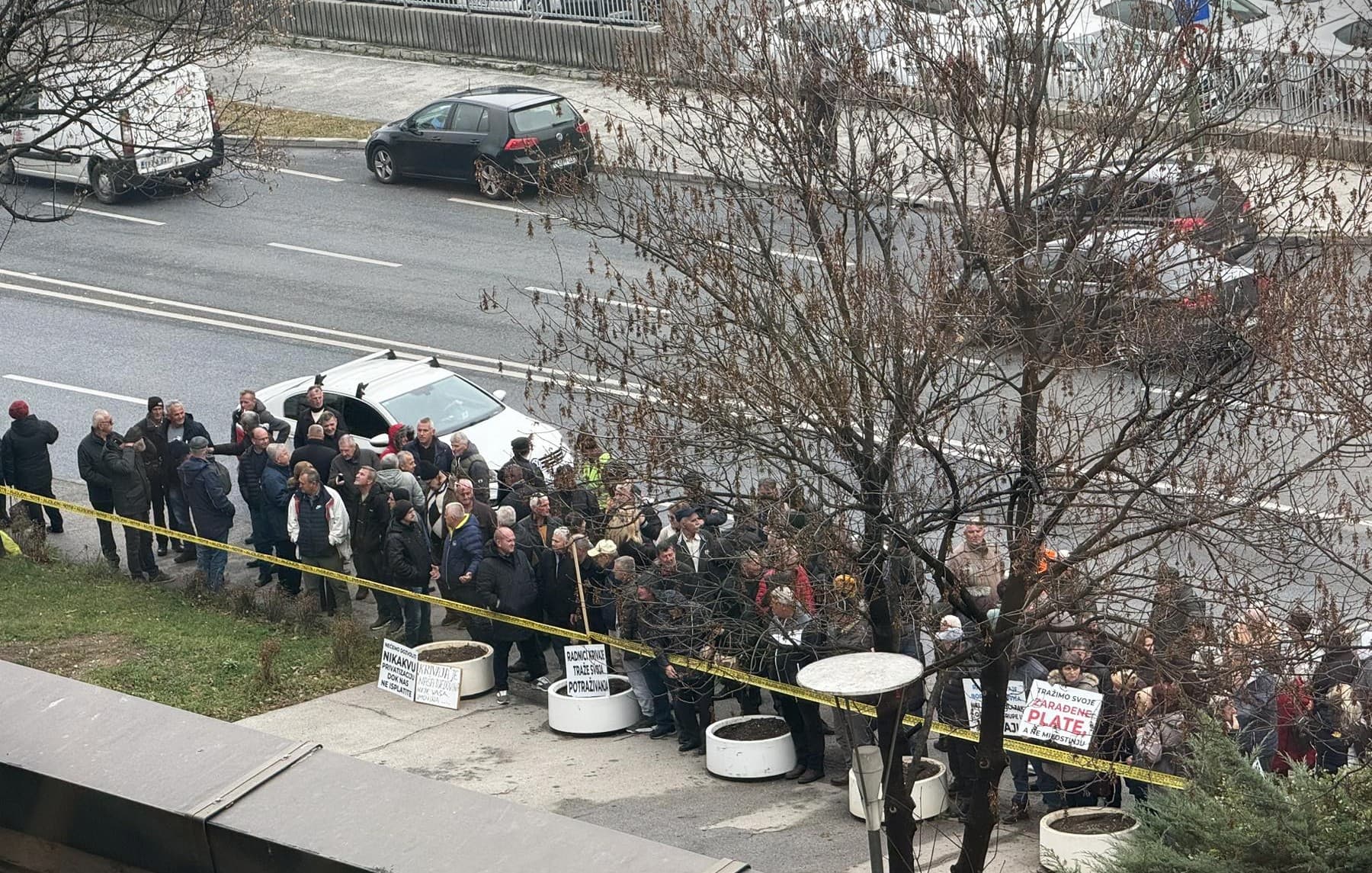 Bivši radnici Krivaje okupili se pred zgradom Vlade FBiH